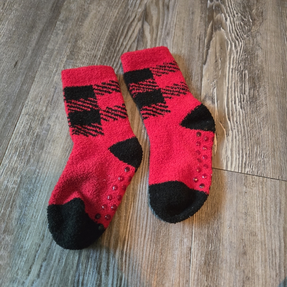 2T Red and Black Fuzzy Gripper Socks